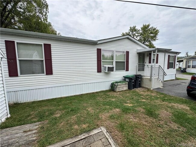 416 Silver Maples Dr in Harriman, NY - Building Photo - Building Photo