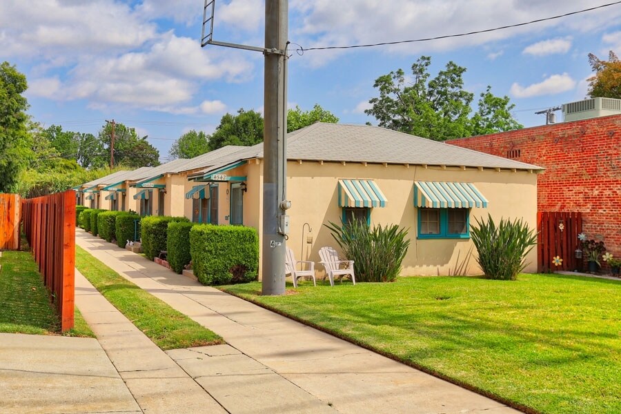 4542 Eagle Rock Blvd in Los Angeles, CA - Building Photo