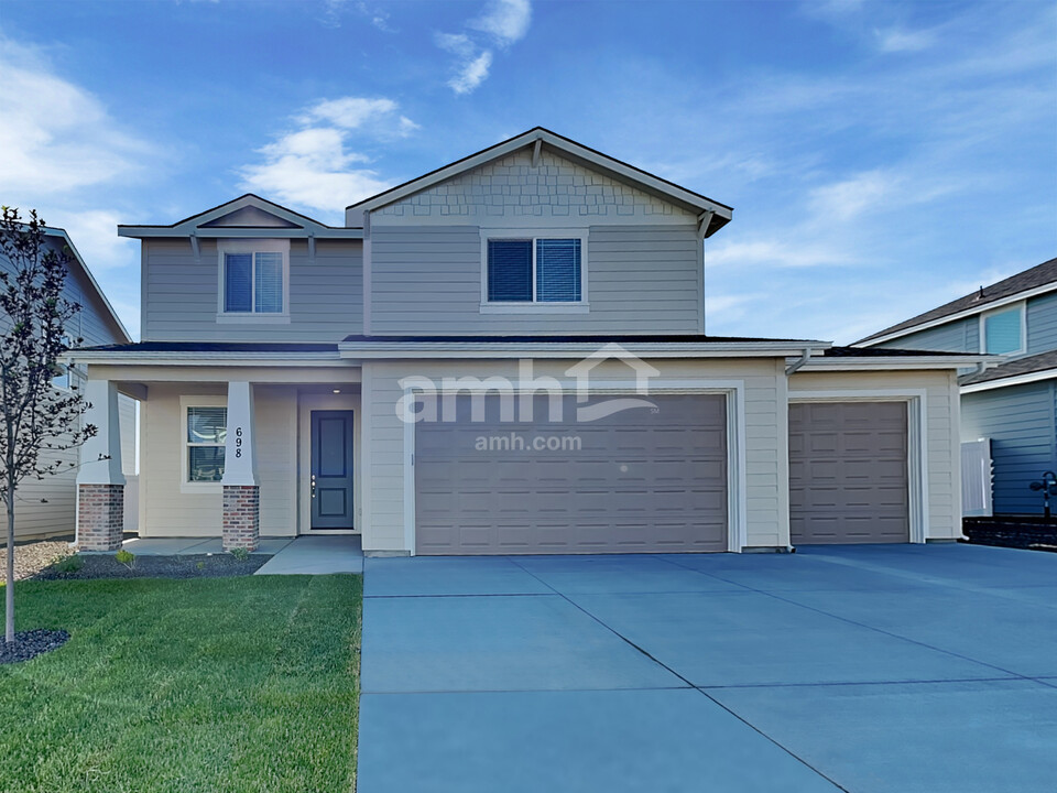 698 S Rocker Ave in Kuna, ID - Building Photo