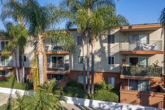 Club Acacia Apartments in Fullerton, CA - Building Photo - Building Photo