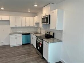 8128 Sterlingshire St in Houston, TX - Foto de edificio - Building Photo