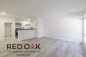 6555 La Mirada Ave in Los Angeles, CA - Building Photo - Building Photo
