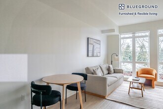 17645 NE 69th Ct in Redmond, WA - Foto de edificio - Building Photo