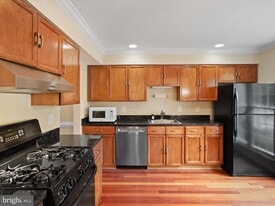 12204 Apple Orchard Ct in Fairfax, VA - Building Photo