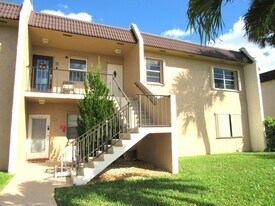 120 Lake Meryl Dr in West Palm Beach, FL - Building Photo