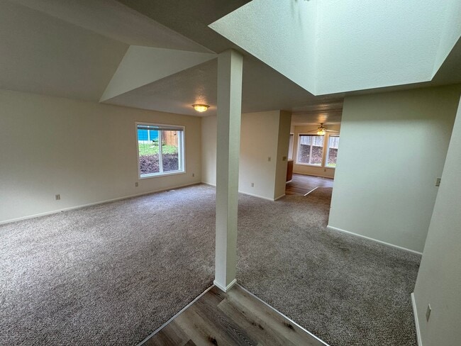 2598 NW Acey Way in Corvallis, OR - Foto de edificio - Building Photo