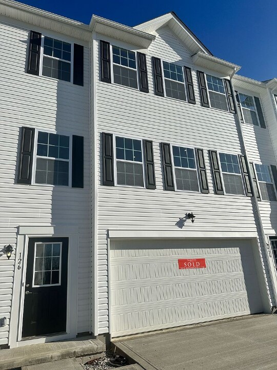126 Weeping Willow Dr in Etna, OH - Foto de edificio