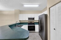 304 SW 120th Ave in Pembroke Pines, FL - Foto de edificio - Building Photo