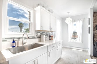 250 S Kenmore Ave in Los Angeles, CA - Building Photo - Building Photo