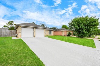 7410 La Pl Dr in Houston, TX - Building Photo - Building Photo