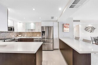 100 Bayview Dr, Unit 1905 in Sunny Isles Beach, FL - Building Photo - Building Photo