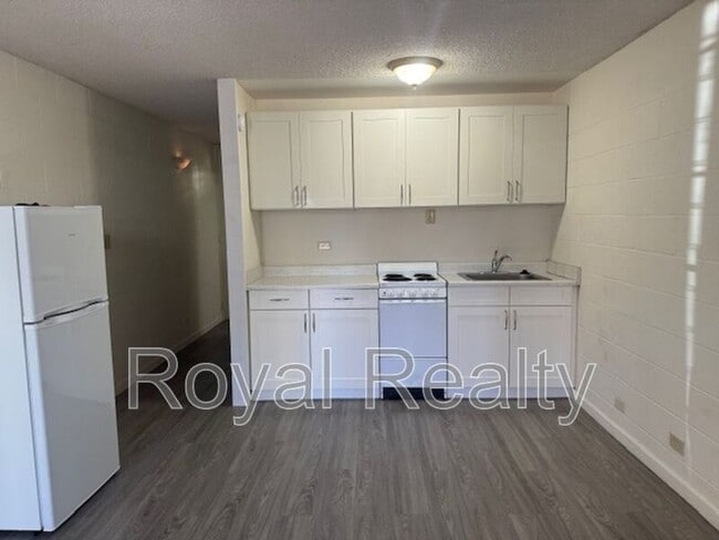 5122 Likini St in Honolulu, HI - Building Photo - Building Photo
