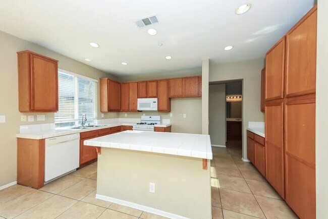 6976 Lisa Dr in Fontana, CA - Building Photo - Building Photo