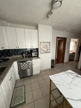 585 Somerville Ave, Unit A in Somerville, MA - Foto de edificio - Building Photo