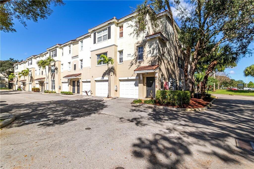 5880 W Sample Rd in Coral Springs, FL - Building Photo