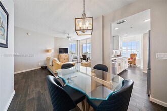 5800 NE Island Cove Way in Stuart, FL - Foto de edificio - Building Photo