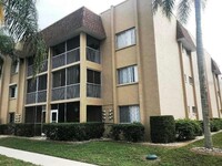 1310 Glen Oaks Dr E in Sarasota, FL - Building Photo - Building Photo