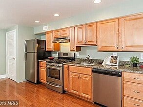 2644 N Charles St, Unit Apt B in Baltimore, MD - Foto de edificio - Building Photo