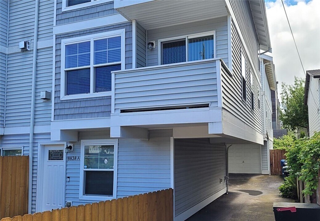 8836 Stone Ave N in Seattle, WA - Building Photo