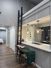 7525 Holly Hill Dr, Unit 7525 Holly Hill Dr. #8 in Dallas, TX - Foto de edificio - Building Photo