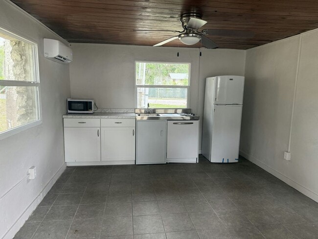 14035 W River Rd in Inglis, FL - Building Photo - Building Photo