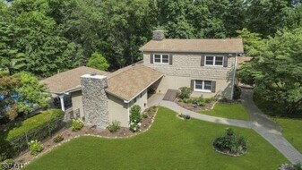 8 Crosby Ln in Oakland, NJ - Building Photo