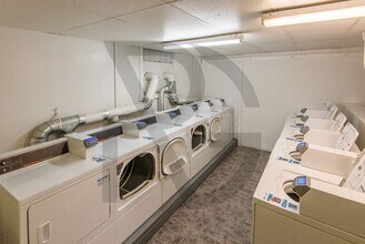 953 W Cornelia Ave, Unit #953-3D in Chicago, IL - Building Photo - Building Photo