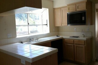 483 E Newport Dr in Fresno, CA - Building Photo - Building Photo