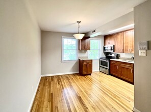 2207 Washington Ave, Unit 201 in Silver Spring, MD - Building Photo - Building Photo