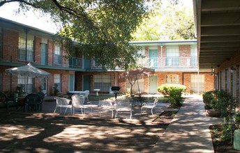 Crosswinds Apartments in Dallas, TX - Building Photo - Building Photo