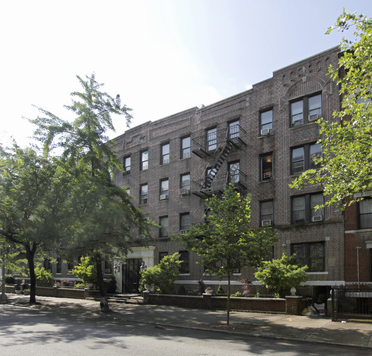 394 Montgomery St in Brooklyn, NY - Building Photo