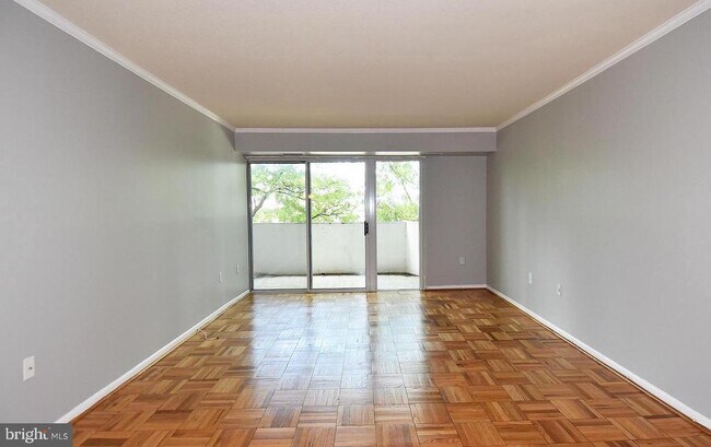 700 7th St SW, Unit 306 in Washington, DC - Building Photo - Building Photo