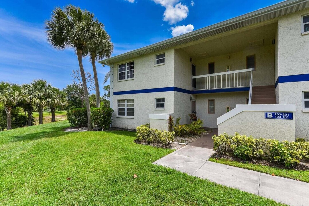 1502 SE Royal Green Cir in Port St. Lucie, FL - Building Photo