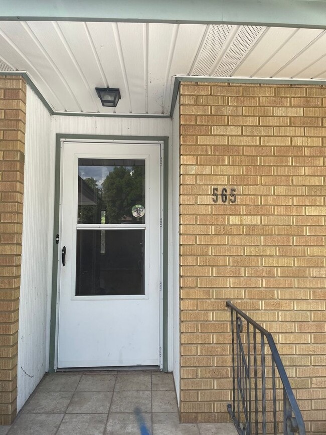 property at 565 S 19th Ave
