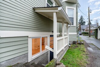 5523 Woodlawn Ave N in Seattle, WA - Building Photo - Building Photo