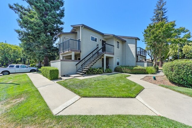 121 Luna Grande Cir in Sacramento, CA - Building Photo - Building Photo