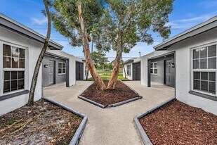 5748 NW 27th Ct in Lauderhill, FL - Building Photo