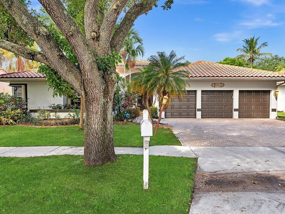 3420 Washington Ln in Hollywood, FL - Building Photo