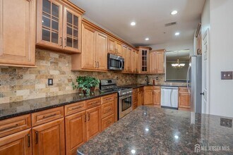 1503 Blossom Cir in Dayton, NJ - Foto de edificio - Building Photo