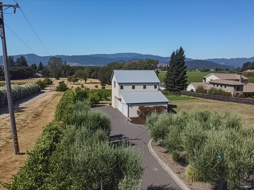 7031 Silverado Trail in Napa, CA - Foto de edificio