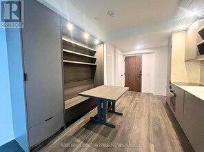 55 Charles St E in Toronto, ON - Building Photo - Building Photo