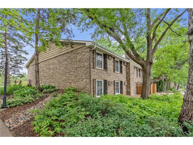 4424 Cedar Lk Rd S in Minneapolis, MN - Building Photo - Building Photo