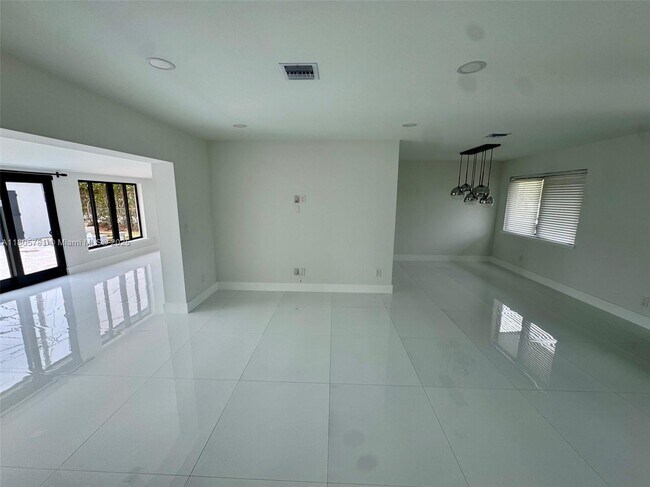 8360 SW 46th St in Miami, FL - Building Photo - Building Photo