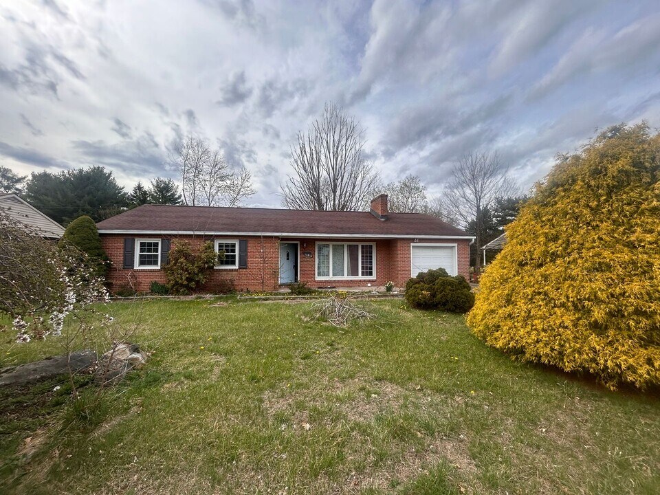 11816 Pheasant Trail in Hagerstown, MD - Building Photo
