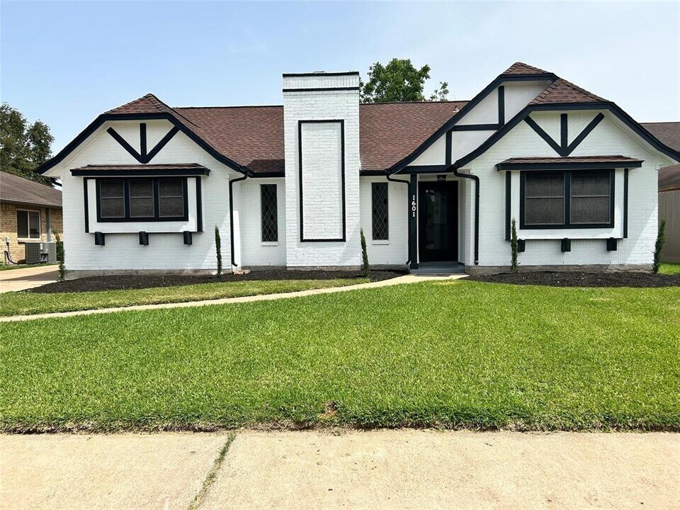 1601 Washington Dr in Deer Park, TX - Building Photo