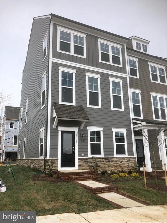 1624 Grove Chestnut Rd in Dumfries, VA - Building Photo