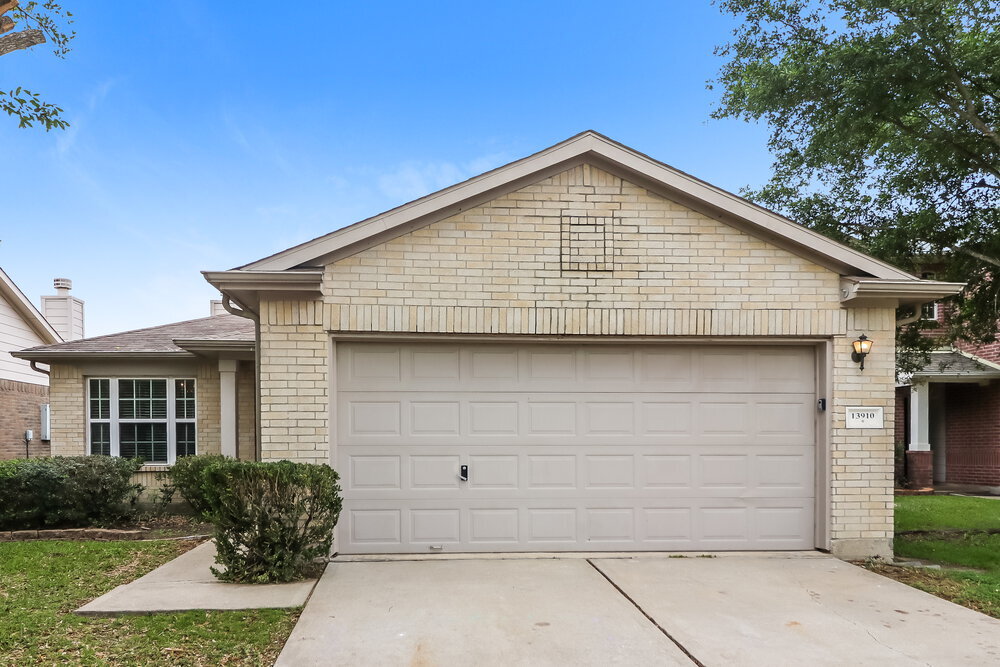 13910 Maleewan Ln in Sugar Land, TX - Building Photo