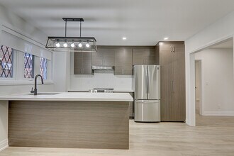 2520 Bloor St W in Toronto, ON - Building Photo - Building Photo