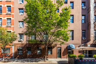 201 Sullivan St in New York, NY - Building Photo - Building Photo