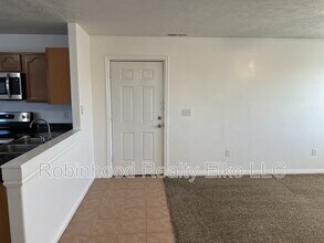 333 Spring Creek Pkwy in Spring Creek, NV - Building Photo - Building Photo